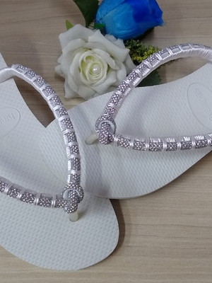 Chinelos customizados com strass meia cana
