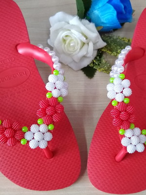 Chinelo customizado com pérolas