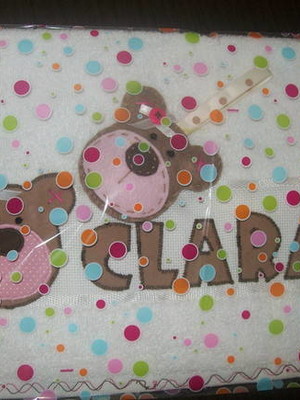 Toalha de boca com chaveiro infantil.
