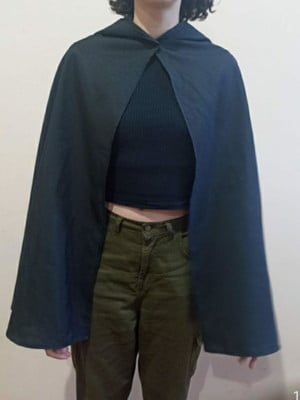 Capa ravena cosplay com capuz (curta sem mangas)