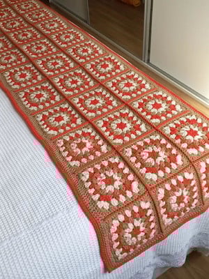 Peseira para cama de casal em granny square.