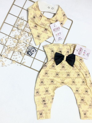 Calça com laço e babador bandana
