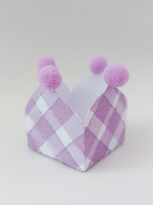 Forminha pompom xadrez aquarela lilás (12 unidades)
