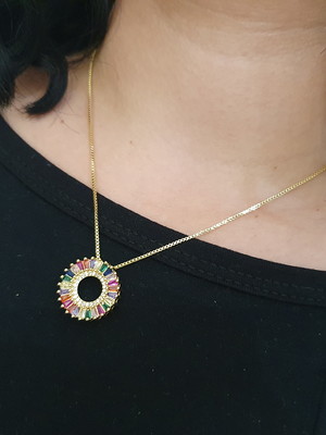 Colar dourado com cristais coloridos