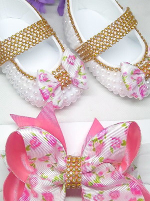Sapatinho de pérolas com laço floral