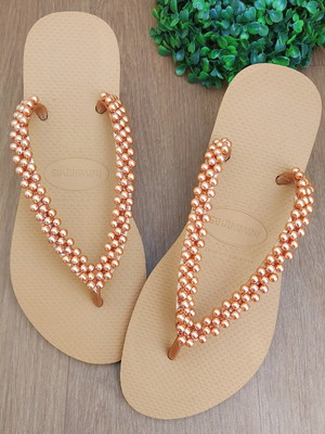 Havaianas decoradas slim rose gold com pérolas douradas
