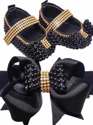 Sapatinho de pérolas preto com laço
