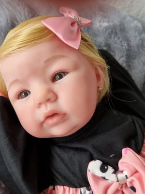 Bebê reborn menina silicone muito linda e realista + enxoval