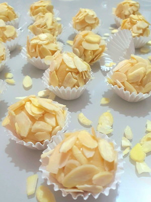 Doce fino de lâminas de amêndoas doces