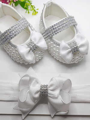 Sapatinho para bebê de pérolas branco com laço batizado