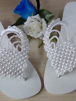Chinelo decorada com pérolas