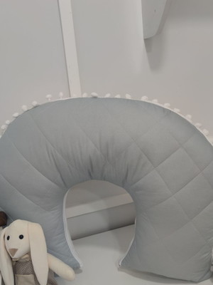 Almofada de amamentação toda cinza nervurada com pompom