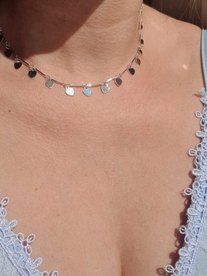 Choker e pulseira com muitos pingentes corações