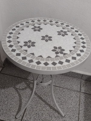 Mesa em mosaico triângulo tons cinzas