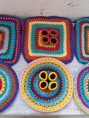 Capa de crochê para banquinho com pezinhos