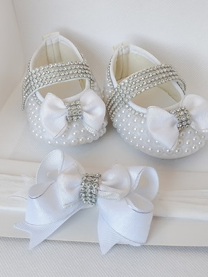 Sapatinho para bebê de pérolas branco batizado com laço