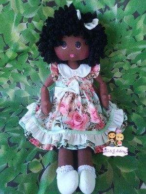 Boneca negra cacheada de pano