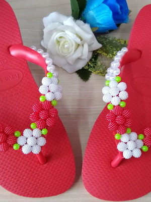 Havaianas customizadas com pérolas