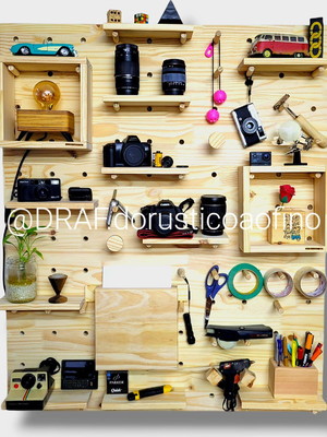 Painel pegboard em pinus 100cm x 120cm com acessórios.