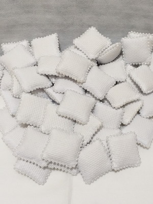 Mini almofada branca c/ pérolas 5 x5 cm kit c/10 peças