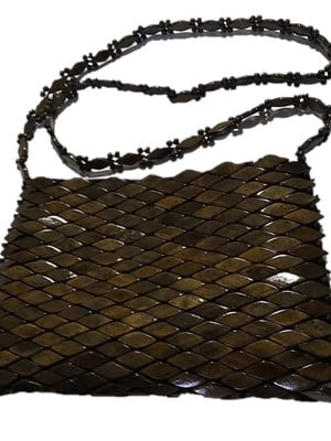 Bolsa artesanal peças madeira envernizada marrom, alça longa