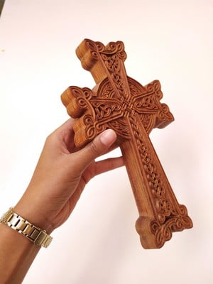 Crucifixo de madeira entalhada cruz de madeira para páscoa