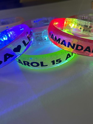 Pulseira bracelete personalizada com led pisca cores sortida