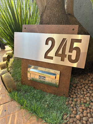 Algarismo residencial acm+inox com caixa de correio 60x55