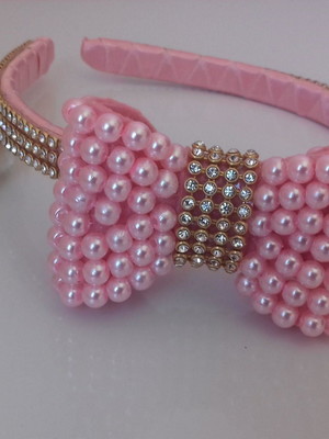 Tiara em pérolas rosa