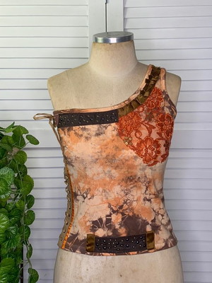 Blusa feminina em malha tiedye coral e marrom estilo boho