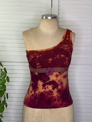 Blusa feminina em malha tiedye creme e uva estilo boho