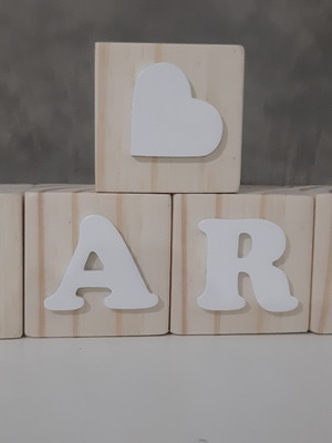 Cubo com nome lara e coração
