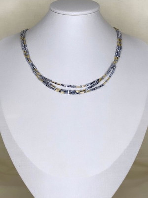 Colar triplo com hematita e canutilhos; folh. ouro 18k