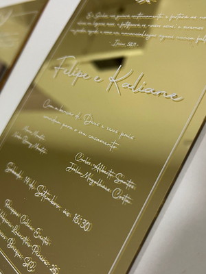 Convite de casamento em acrílico espelhado dourado