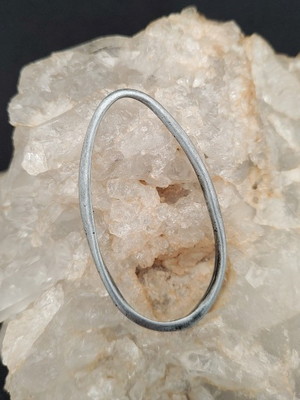 Argola oval irregular orgânica prata velho (5,5 cm)