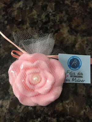 Rosa com pérola lembrancinha outubro rosa