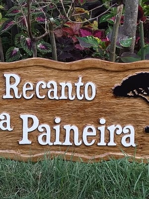 Placa decorativa entalhada em madeira personalizada
