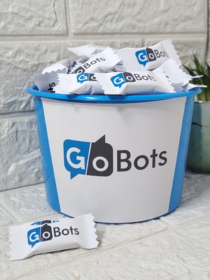 Balde com 100 balas personalizadas empresas - fundo claro