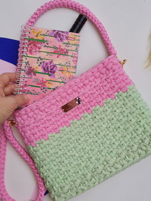 Bolsa de croche em fio de malha nas cores rosa e verde,