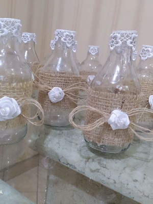 Centro de mesa decoração de casamento garrafas decoradas