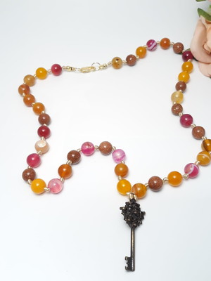 Colar em ágata laranja, rosa e pedra do sol e pingente