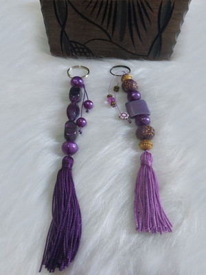 Kit com 2 chaveiros na cor roxa com pingentes