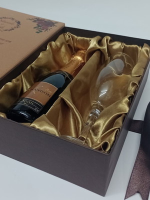Caixa personalizada mini espumante e taça corporativa