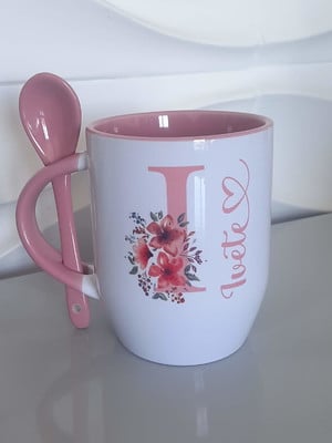 Caneca porcelana rosa com colher letra floral e nome