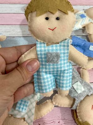 Lembrancinha boneca de feltro
