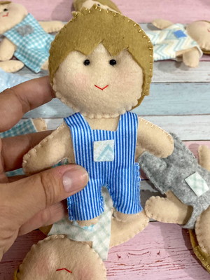 Lembrancinha boneca de feltro