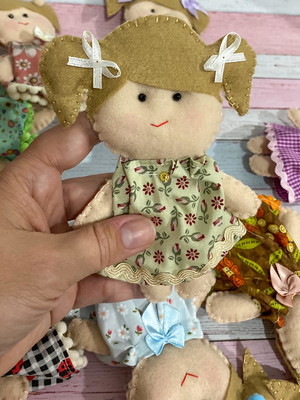 Lembrancinha boneca de feltro