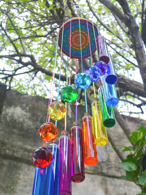 Móbile dos chackras com esferas multifacetadas de cristal