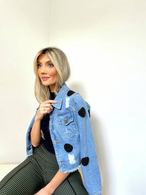Jaqueta jeans poa preta bordada a mão