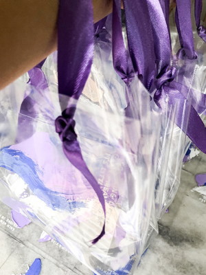 Lembrancinha criativa - bolsa transparente e placa personali